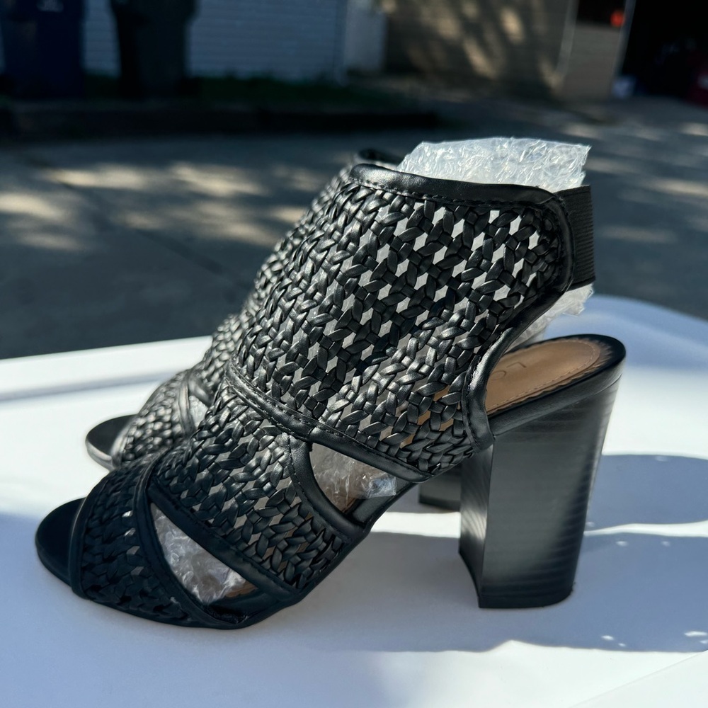 Black sandal heel size 6 new
Lauren Conrad